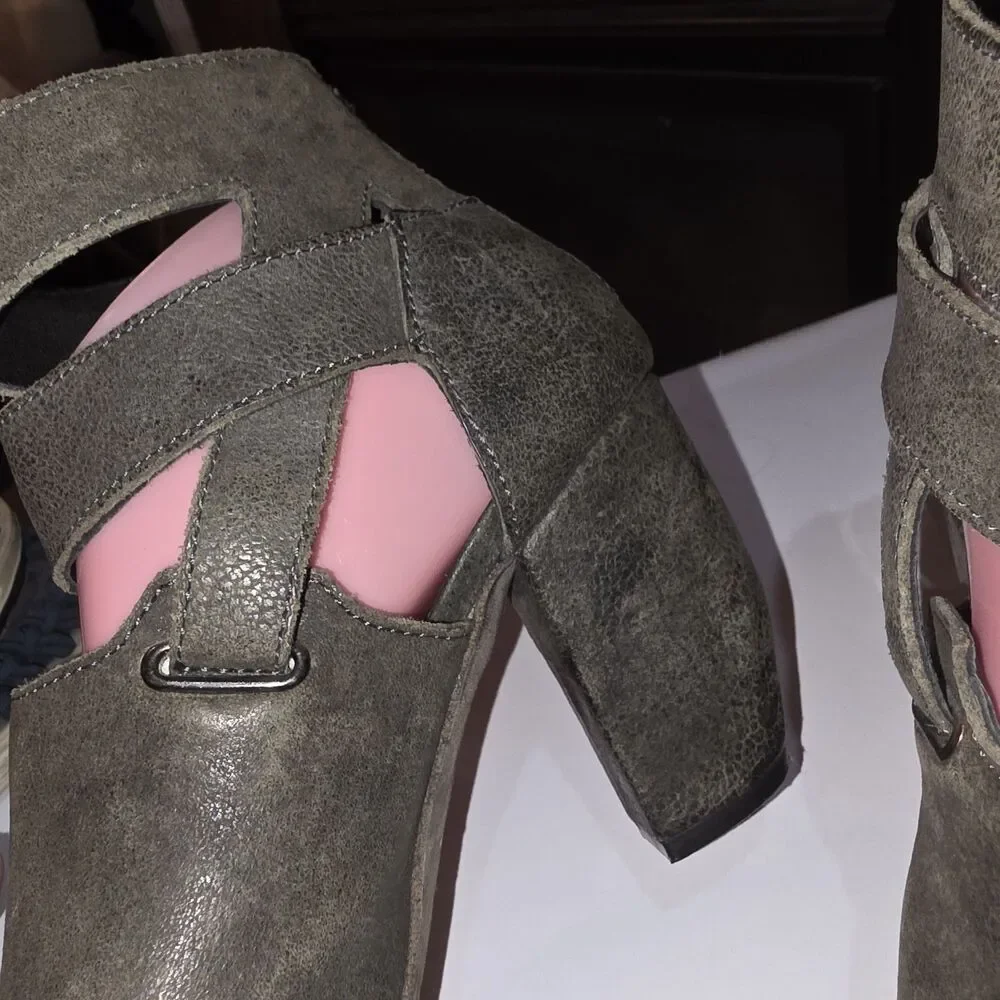 LD TUTTLE 8.5 US Gray Distressed Zipper Heels Boho Brutalist Boho Ankle Booties
